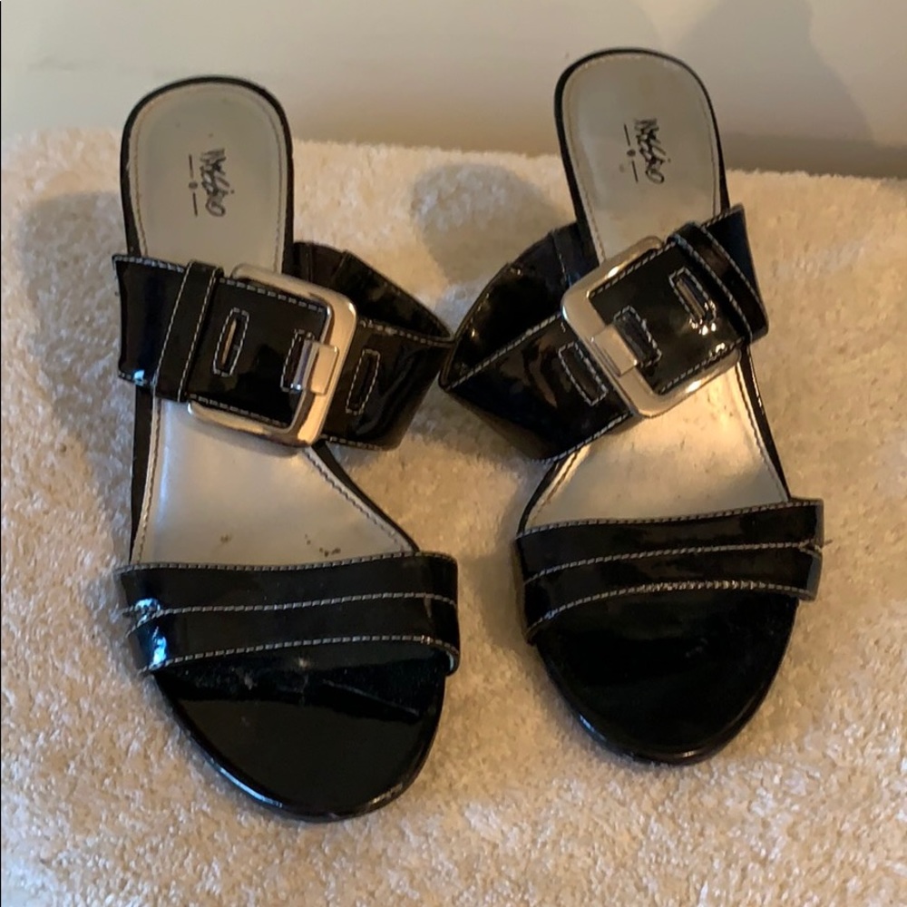 Black pumps